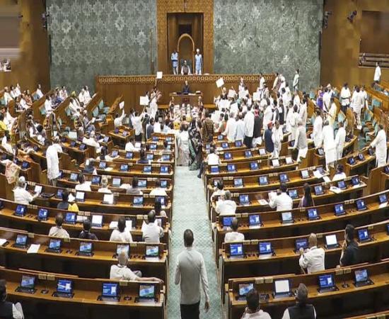 বিরোধীদের প্রতিবাদে থমকে গেল সংসদ, সোমবার পর্যন্ত মুলতুবি লোকসভা-রাজ্যসভা