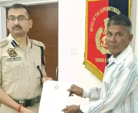 26 Years of Selfless Service: Makum Tailor Dipak Das Honoured for Voluntary Traffic Duty