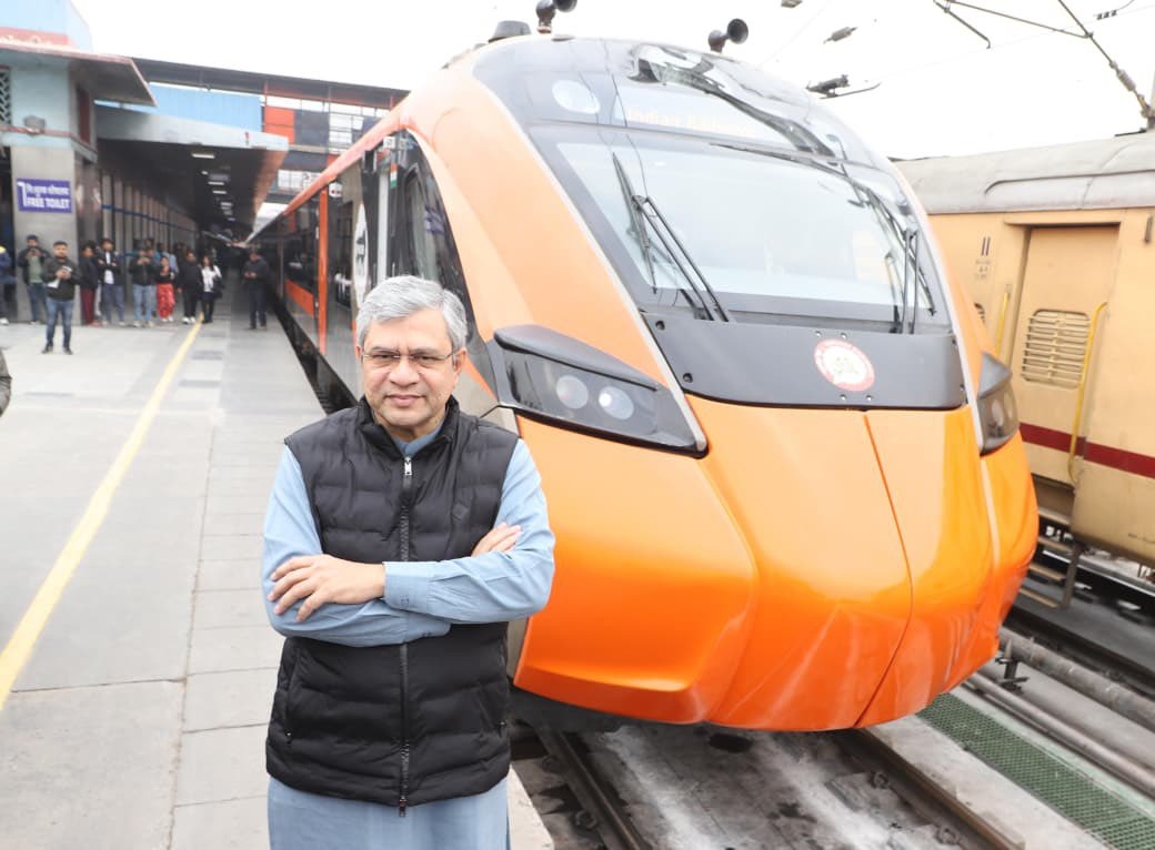 नई दिल्ली रेलवे स्टेशन पर वंदे भारत स्लीपर ट्रेन का रेल मंत्री अश्विनी वैष्णव ने निरीक्षण किया