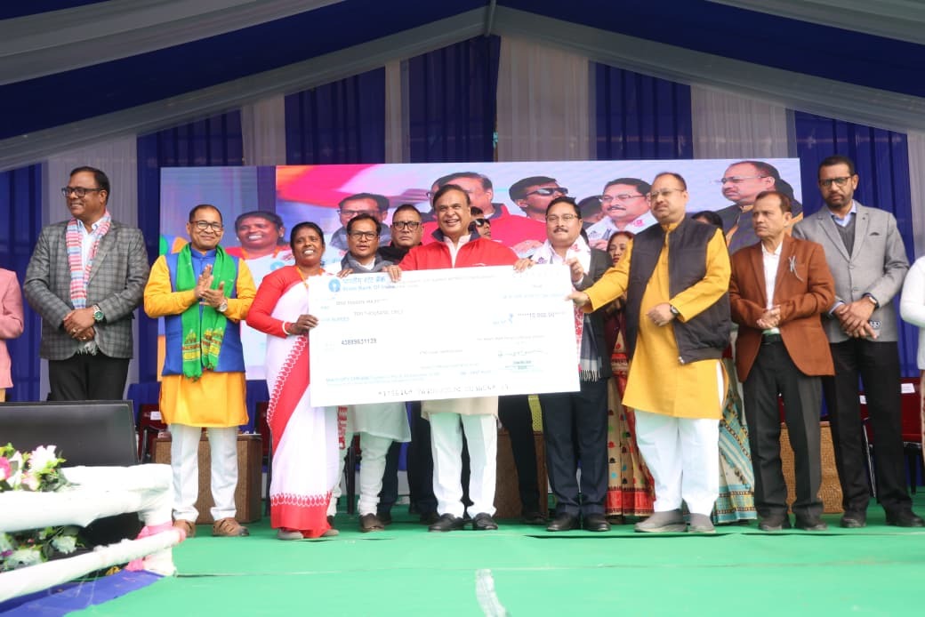 असम CM ने 31,017 महिला उद्यमियों को ₹10,000 के चेक दिए, 15.59 लाख महिलाएं अब तक सशक्त