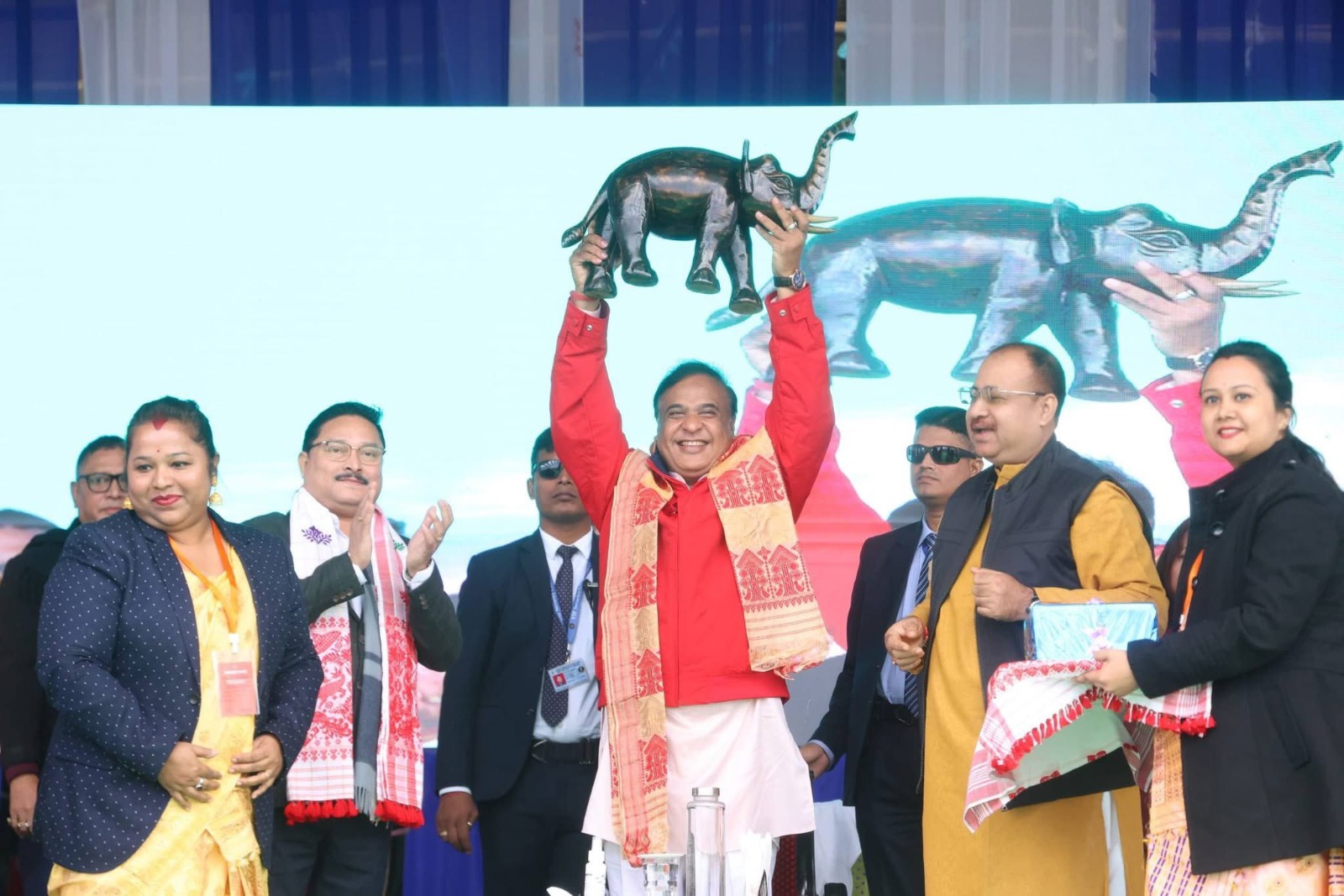 असम CM ने 31,017 महिला उद्यमियों को ₹10,000 के चेक दिए, 15.59 लाख महिलाएं अब तक सशक्त