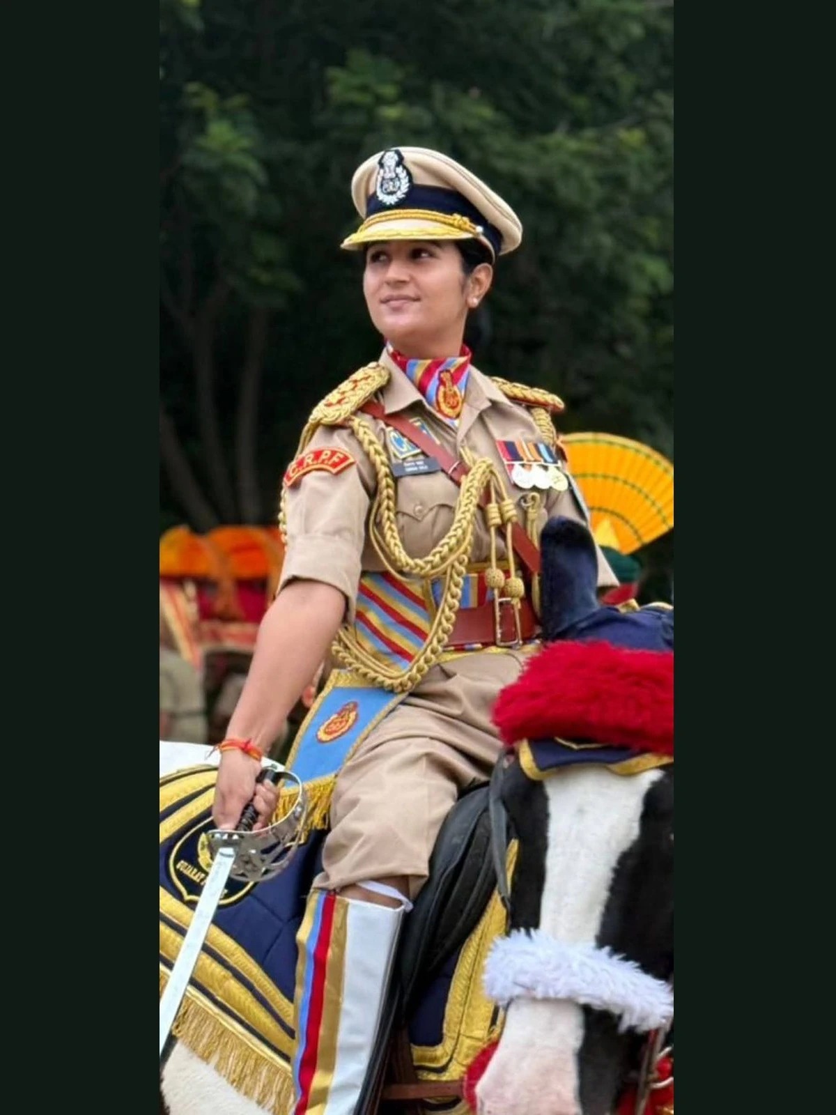 পুরুষ দলের নেতৃত্বে তরুণী অফিসার