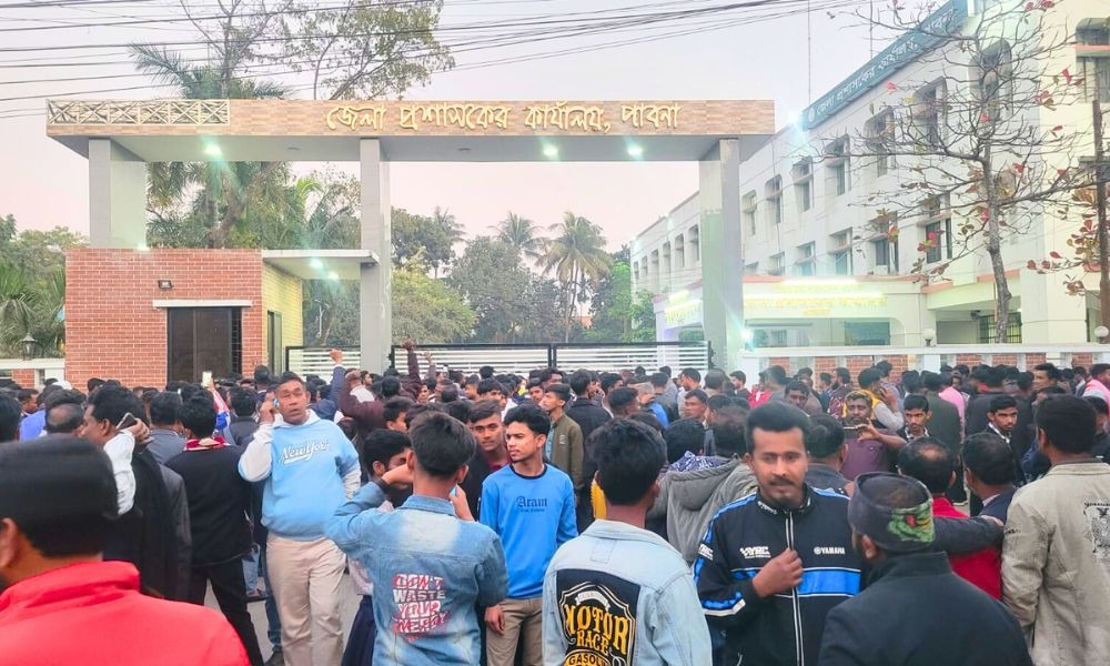 পাবনার দুই আসনে ভোট পুনর্গণনার দাবিতে ডিসি অফিস ঘেরাও বিএনপির