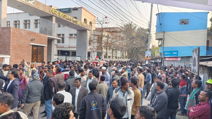 পাবনার দুই আসনে ভোট পুনর্গণনার দাবিতে ডিসি অফিস ঘেরাও বিএনপির