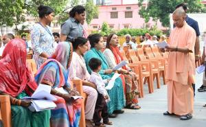 मुख्यमंत्री योगी ने सुनी 150 लोगों की समस्याएँ