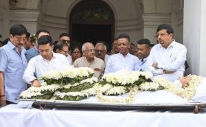 হালিশহরে সম্পন্ন মুকুল রায়ের শেষকৃত্য, শেষযাত্রায় পাশে অভিষেক