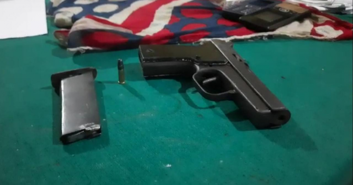 চৰাইদেউ জিলাৰ মাহমৰাত পিষ্টলসহ দুই যুৱক আটক।