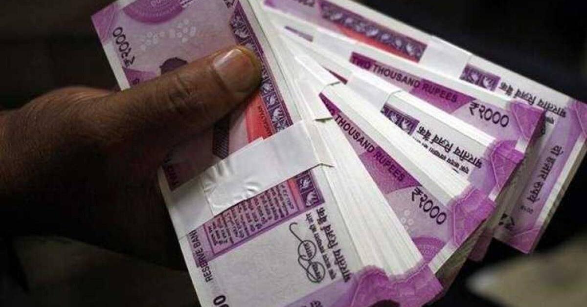 ROBBERS BREAK WINDSHIELD OF DUSTER, LOOT CASH RS. 5 LAKH IN BELTOLA