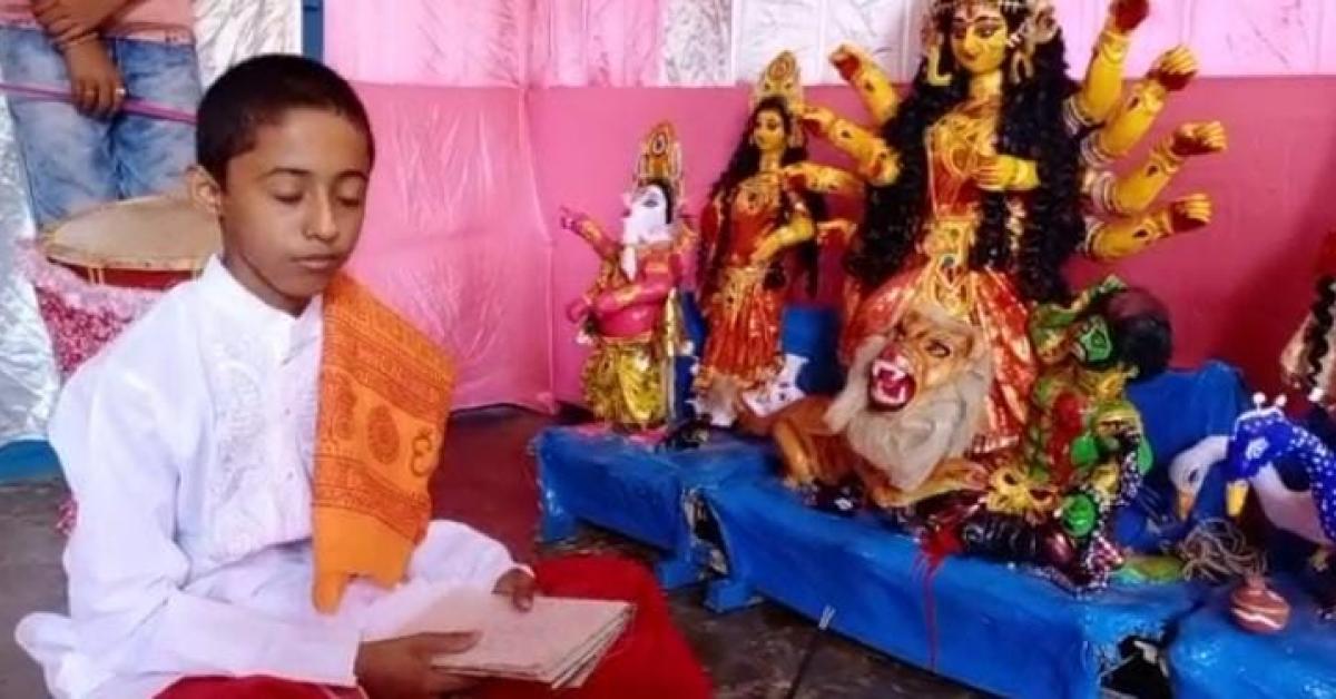নিজ হাতে নিৰ্মিত দুৰ্গাৰ প্ৰতিমাৰে দুৰ্গা পূজা কৰিলে ১২বছৰীয়া কিশোৰে