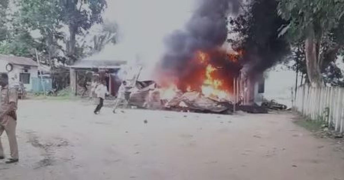 বটদ্ৰৱাৰ ঘটনাক লৈ অব্যাহত উত্তেজনা! আৰক্ষীৰ জালত থানা জ্বলোৱাত আগভাগ লোৱা যুৱতী