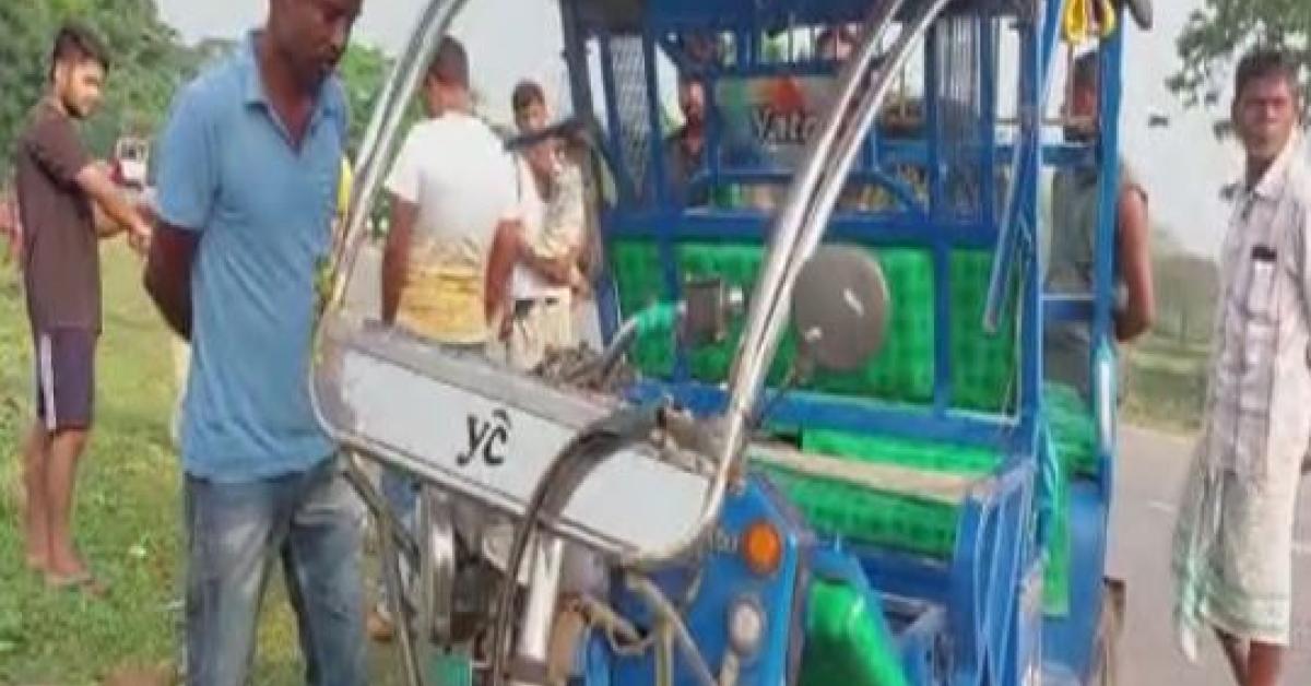 কয়লা পৰিবাহী ট্ৰাকে মহটিয়াই নিলে ই-ৰিক্সা...