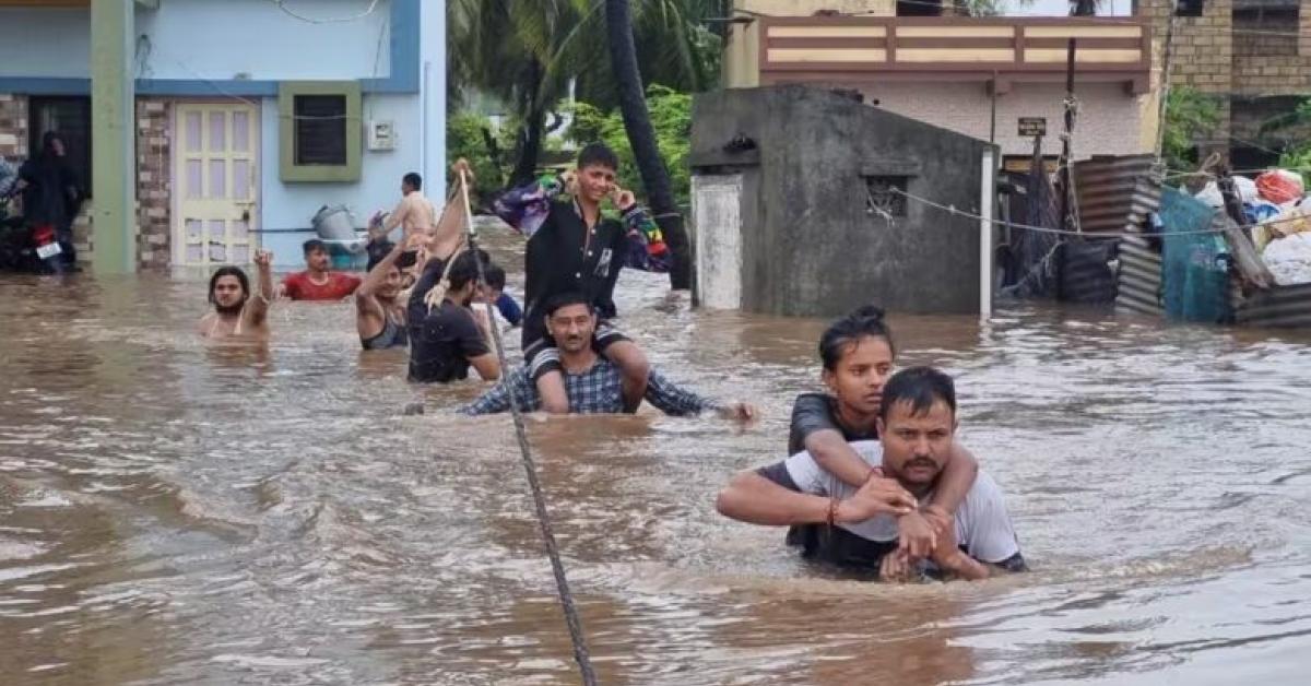 উত্তৰ ভাৰতত প্ৰাকৃতিক বিপৰ্যয়ৰ তাণ্ডৱ, প্ৰধানমন্ত্ৰীৰ গৃহৰাজ্যত বানৰ সংহাৰ লীলা
