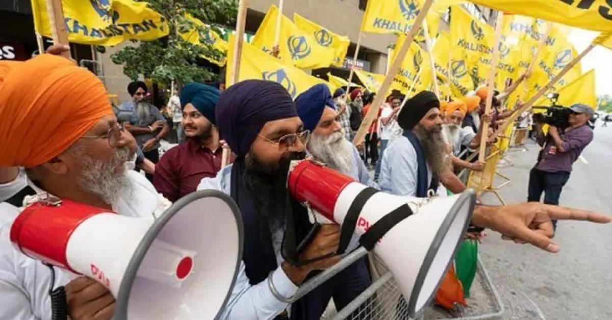 লন্ডনে বাংলাদেশ হাইকমিশনের বাইরে সংখ্যালঘু নিপীড়নের প্রতিবাদ, খালিস্তানপন্থীদের পাল্টা উপস্থিতিতে উত্তেজনা