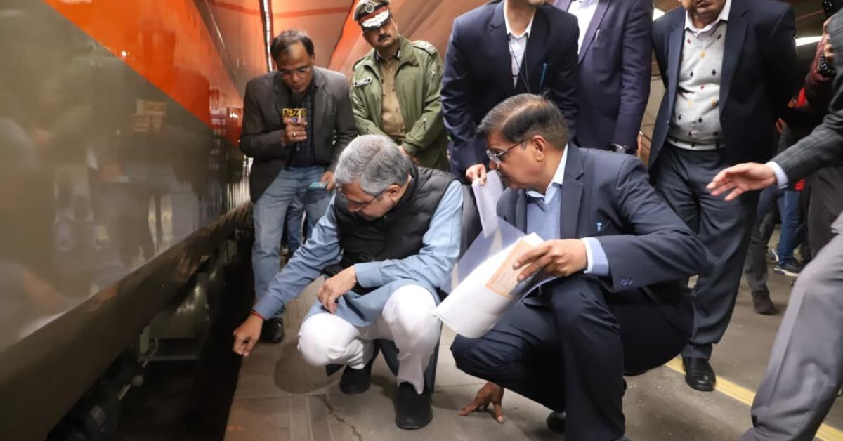 देश की पहली वंदे भारत स्लीपर ट्रेन का निरीक्षण, नई दिल्ली स्टेशन पर रेल मंत्री ने किया जाँच