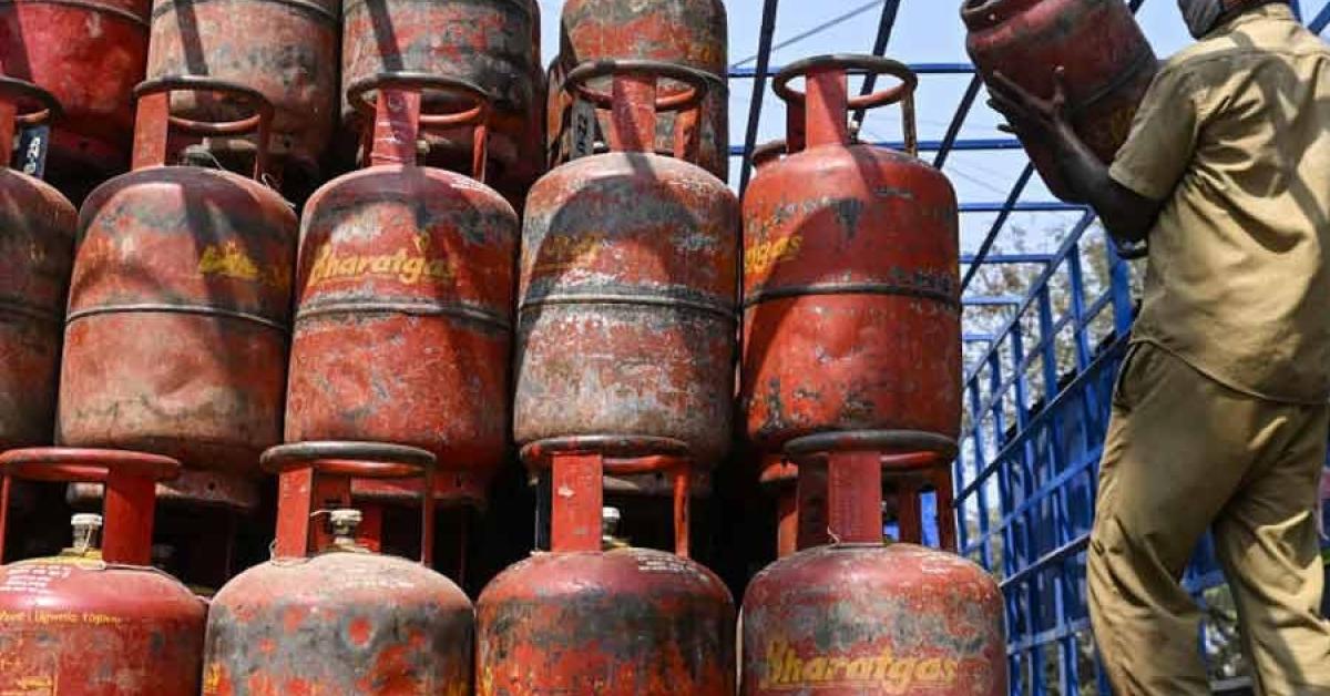 নতুন বছরে মূল্যবৃদ্ধির ধাক্কা: আজ থেকে LPG সিলিন্ডার ১১১ টাকা মহার্ঘ, কলকাতায় কত পড়ল দাম?