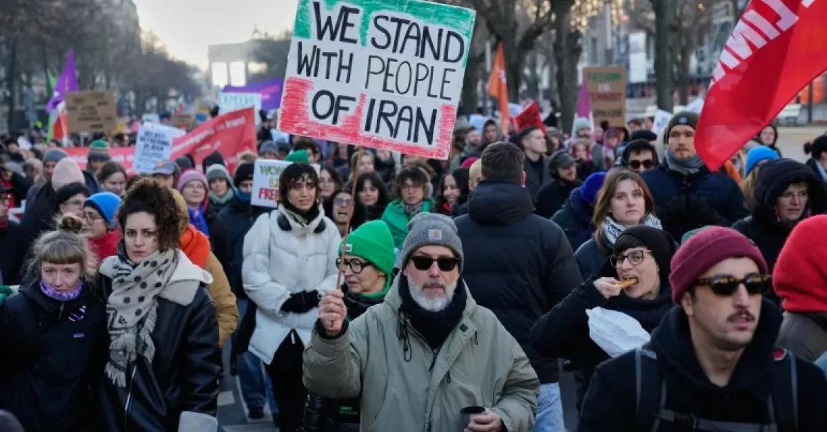 चौंकाने वाला खुलासा! ईरानी विरोधियों को जेल में नग्न रखा गया, अनजान इंजेक्शन दिए गए, परिवारों से गोली के पैसे मांगे गए