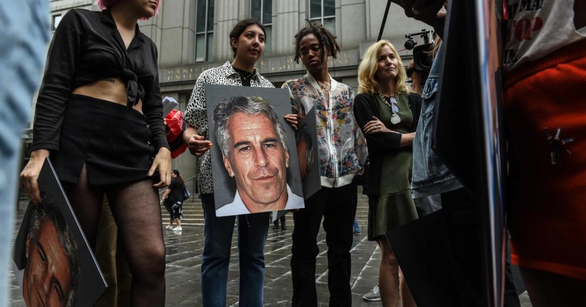 कैसे जेफ्री एपस्टीन ने बनाया शो/षण का पिरामिड?