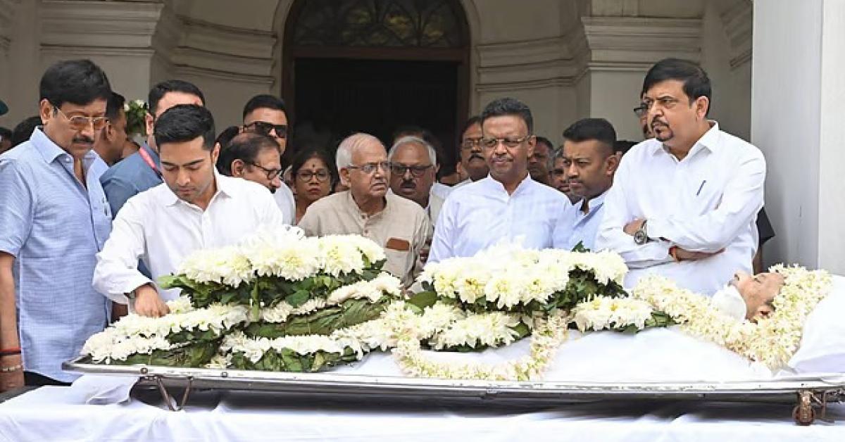 হালিশহরে সম্পন্ন মুকুল রায়ের শেষকৃত্য, শেষযাত্রায় পাশে অভিষেক