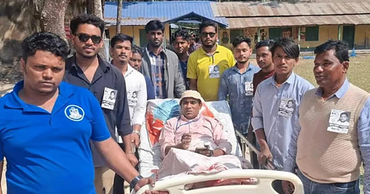 হাসপাতাল থেকে ছুটি নিয়ে ভোট দিলেন গুরুতর আহত যুবক