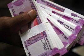 ROBBERS BREAK WINDSHIELD OF DUSTER, LOOT CASH RS. 5 LAKH IN BELTOLA