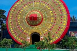 এখন ব্যতিক্ৰমী পূজা! প্রায় ৮০ফুট উচ্চতাৰ অসমীয়াৰ গৌৰৱেৰে নির্মাণ হ'ল পূজা মণ্ডপখন