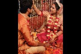 bride put sindoor on her groom