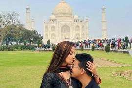 barsharani-bishaya-and-her-husband-spend-beautiful-moments-in-front-of-tajmahal