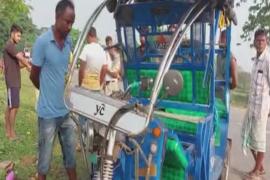 কয়লা পৰিবাহী ট্ৰাকে মহটিয়াই নিলে ই-ৰিক্সা...
