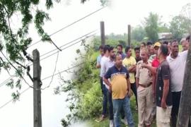 চেন্দেল, ইটা, বটলৰ ব্যৱহাৰে বিদ্যুৎ পৰিবাহী লাইনৰ কাম-কাজ চলাই নিব লগা হৈছে বিভাগটোৰ লোকে।