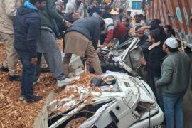लकड़ी से लदा ट्रक बोलेरो पर पलटा