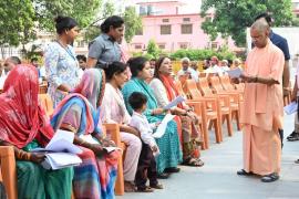 मुख्यमंत्री योगी ने सुनी 150 लोगों की समस्याएँ