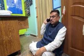 बंगाल में थाने के भीतर धरने पर बैठे BJP नेता सुवेंदु अधिकारी
