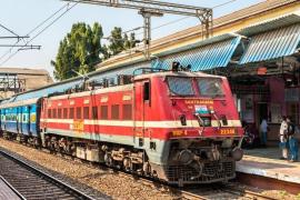 मऊ रेलवे स्टेशन पर काशी एक्सप्रेस में ब*म की सूचना से हड़कंप, जांच में निकली अफ़वाह