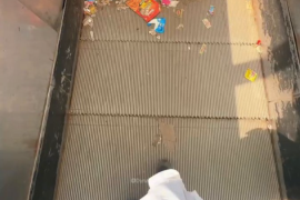 आनंद विहार के एस्केलेटर और फुट ओवरब्रिज पर कचरे का संकट, सफाई अभियान को बढ़ावा