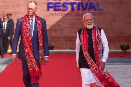 अंतरराष्ट्रीय पतंग महोत्सव में दिखी सांस्कृतिक कूटनीति, पीएम मोदी और जर्मन चांसलर फ्रेडरिक मर्ज़ ने साथ उड़ाई पतंग