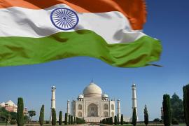 তাজমহলে জাতীয় পতাকা উত্তোলন নিয়ে বিতর্ক