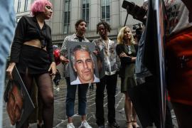 कैसे जेफ्री एपस्टीन ने बनाया शो/षण का पिरामिड?