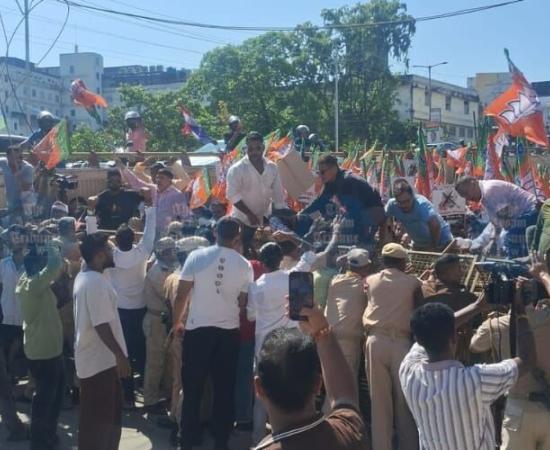 दलगांव सीट साझा करने की खबर पर राजीव भवन में भारी प्रदर्शन, कांग्रेस कार्यकर्ताओं ने इस्तीफों की चेतावनी दी