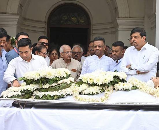 হালিশহরে সম্পন্ন মুকুল রায়ের শেষকৃত্য, শেষযাত্রায় পাশে অভিষেক