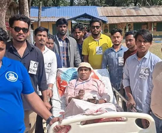 হাসপাতাল থেকে ছুটি নিয়ে ভোট দিলেন গুরুতর আহত যুবক
